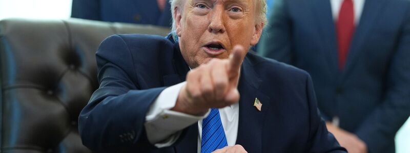 Weitere Kriegsschiffe seien unterwegs in Richtung Iran, sagt US-Präsident Donald Trump. - Foto: Evan Vucci/AP/dpa