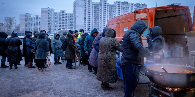 Auch ohne neue russische Angriffe auf Energieanlagen machen den Menschen in Kiew die bisherigen Schäden an der Infrastruktur täglich zu schaffen. (Archivbild) - Foto: Dan Bashakov/AP/dpa