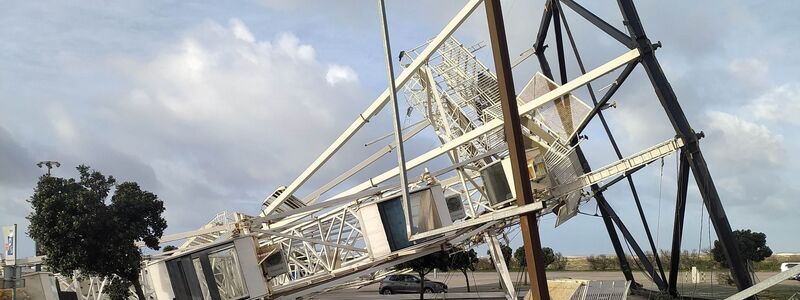 Der Sturm «Kristin» in Portugal war so heftig, dass sogar ein Riesenrad in der Hafenstadt Figueira da Foz umstürzte. Menschen kamen dabei nicht zu Schaden, da die Anlage nicht in Betrieb war.  - Foto: Jorge Lemos/AP/dpa