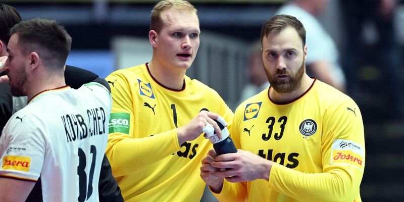 Andreas Wolff (r) hat die Torwart-Diskussion nach dem EM-Hauptrundenspiel gegen Dänemark kritisiert. - Foto: Sina Schuldt/dpa