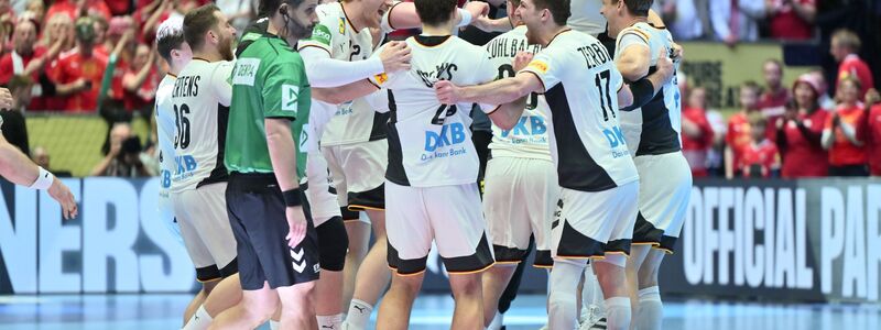 Die deutschen Handballer möchten auch im EM-Endspiel gegen Dänemark jubeln. - Foto: Sina Schuldt/dpa