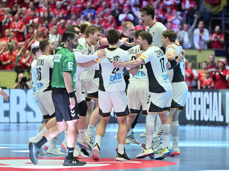 Die deutschen Handballer möchten auch im EM-Endspiel gegen Dänemark jubeln. - Foto: Sina Schuldt/dpa