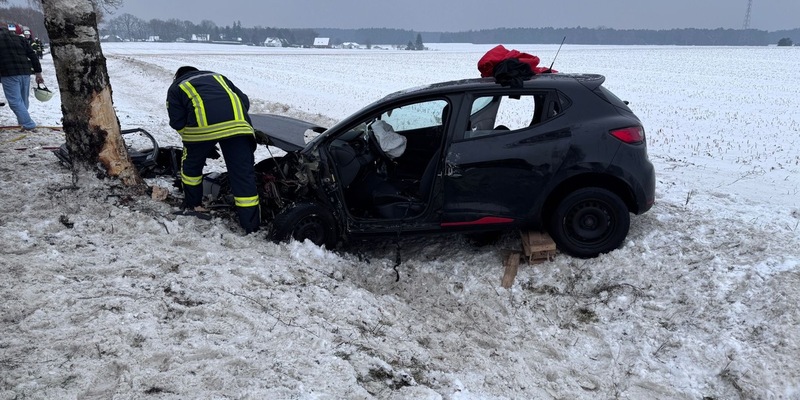 FFW Bergen: Verkehrsunfall mit eingeschlossener Person - Foto: presseportal.de