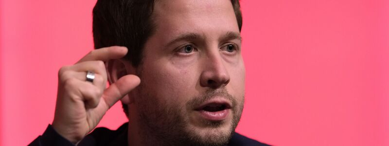 Kevin Kühnert ist für kleinere Altersbezüge für Abgeordnete. (Archivbild) - Foto: Sebastian Willnow/dpa