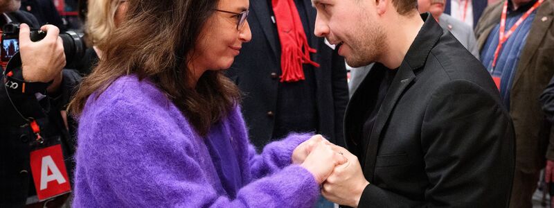 Kevin Kühnert und DGB-Chefin Yasmin Fahimi beim SPD-Parteitag 2023 –  heute beraten sie in einer DGB-Kommission über die Rente. (Archivbild) - Foto: Bernd von Jutrczenka/dpa
