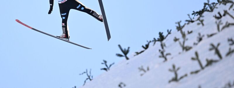 Vinzenz Geiger feiert den Sieg in Seefeld. - Foto: Barbara Gindl/APA/dpa