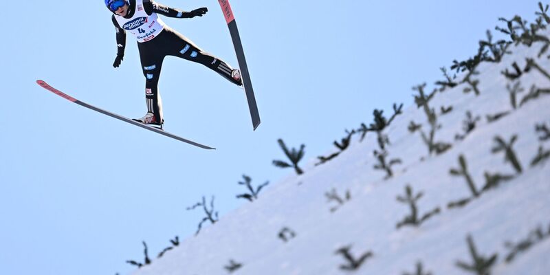 Vinzenz Geiger feiert den Sieg in Seefeld. - Foto: Barbara Gindl/APA/dpa