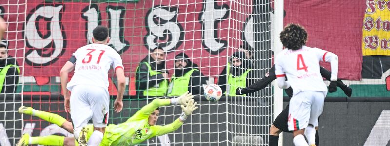 Danel Senani (rechts verdeckt) verwandelt den Elfmeter für St. Pauli  - Foto: Harry Langer/dpa