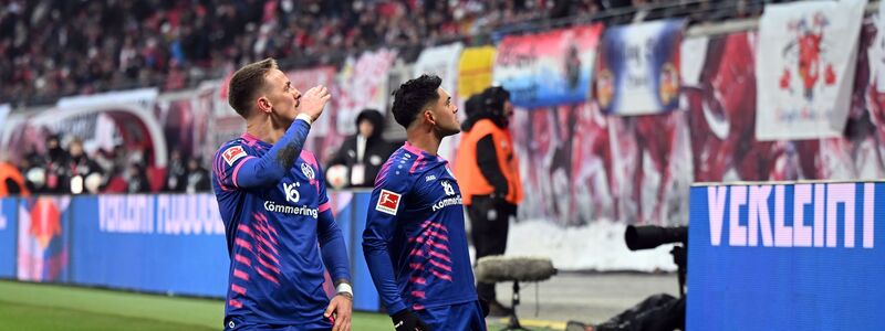 Nadiem Amiri (r) und Phillip Tietz feiern sich für den Ausgleich. - Foto: Jennifer Brückner/dpa