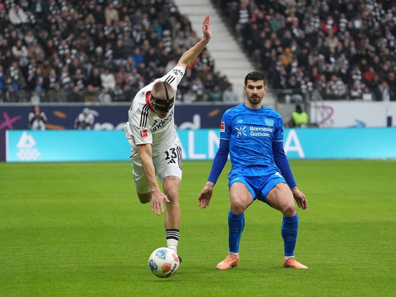 Eintracht Frankfurt und Rasmus Kristensen (l) sind weiter am Straucheln. - Foto: Marc Schüler/dpa