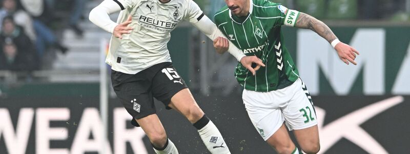Gladbachs Torschütze Haris Tabakovic (l) im Zweikampf mit Marco Friedl. - Foto: Carmen Jaspersen/dpa