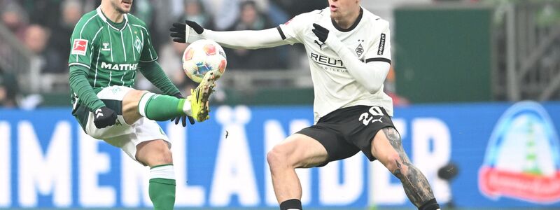 Werders Romano Schmid (l) wird vom Gladbacher Luca Netz gebremst. - Foto: Carmen Jaspersen/dpa