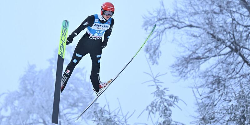 Karl Geiger springt auf Platz drei in Willingen. - Foto: Swen Pförtner/dpa