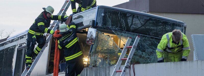 Die Feuerwehr war mit zahlreichen Kräften am Unfallort. - Foto: Stefan Puchner/dpa