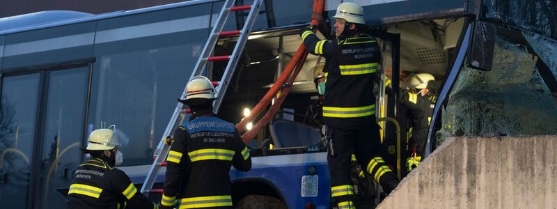 Bei dem Busunfall ist ein 13-jähriges Mädchen gestorben. - Foto: Stefan Puchner/dpa