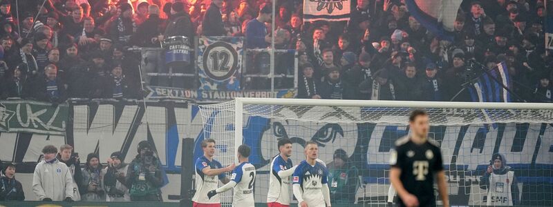 Gefeierter HSV-Mann Luka Vuskovic (l) nach seinem Tor zum 2:2. - Foto: Marcus Brandt/dpa