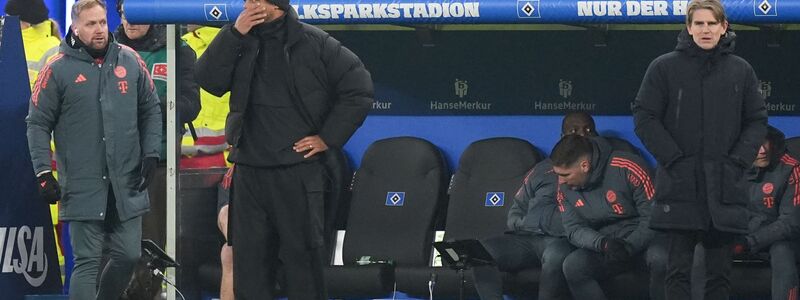 Hatte viel zu kritisieren: Münchens Trainer Vincent Kompany (2.v.l) - Foto: Marcus Brandt/dpa