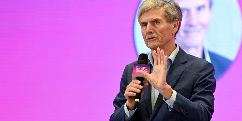 Ferdinand Dudenhöffer sieht die neue Elektroautoprämie kritisch. (Archivbild) - Foto: Johannes Neudecker/dpa