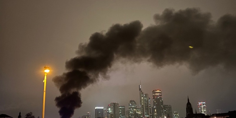 FW-F: Brennender Reisebus am Mainufer in Sachsenhausen - Foto: presseportal.de