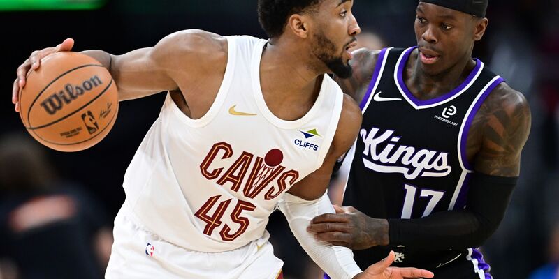 Hier spielten sie noch gegeneinander: Nun soll Dennis Schröder (re.) zu den Cleveland Cavaliers um Donovan Mitchell wechseln. - Foto: David Dermer/AP/dpa