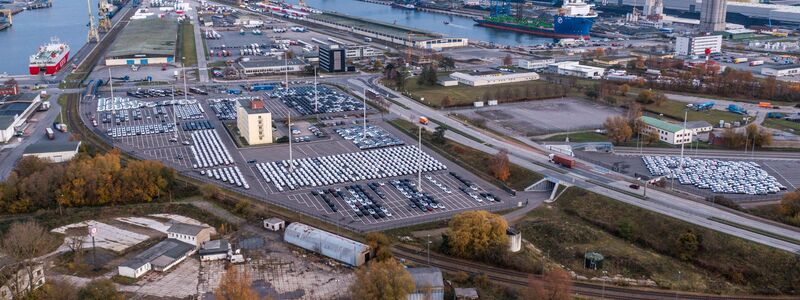 Über den Rostocker Hafen soll Wasserstoff in Form von Ammoniak nach Deutschland gelangen. (Archivbild) - Foto: Jens Büttner/dpa