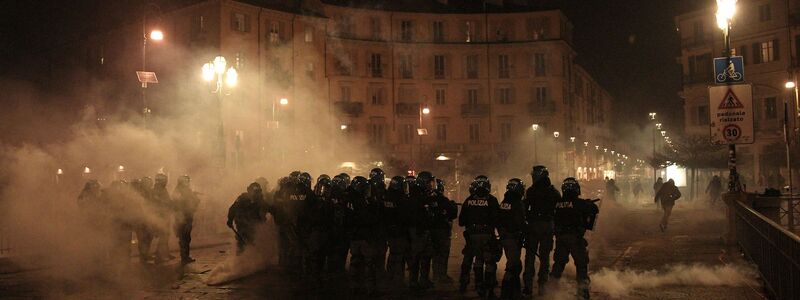 Mindestens elf Polizisten wurden bei den Krawallen verletzt. - Foto: Marco Alpozzi/LaPresse via ZUMA Press/dpa
