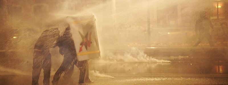 Die Ordnungskräfte setzten Tränengas und Wasserwerfer ein. - Foto: Marco Alpozzi/LaPresse via ZUMA Press/dpa