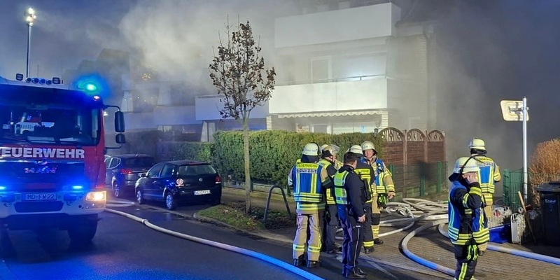 FW Moers: Massive Rauchentwicklung in Tiefgarage - Feuerwehr im Großeinsatz - Foto: presseportal.de
