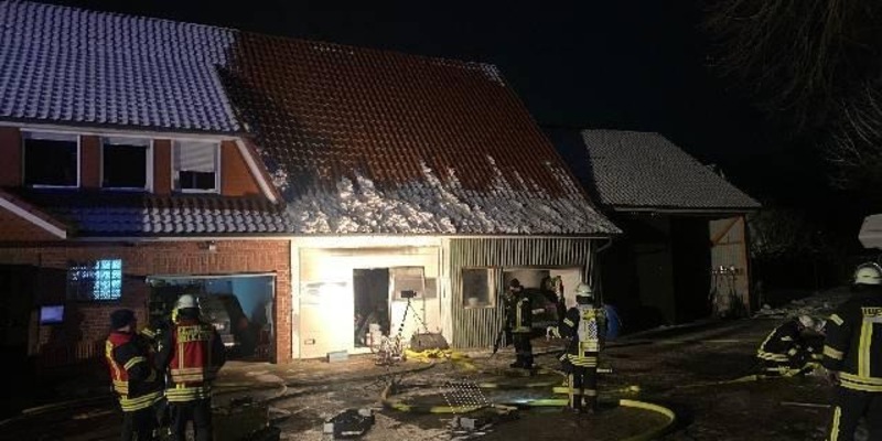 POL-STD: Brand in Lagerscheune an Wohnhaus in Oldendorf schnell gelöscht - Foto: presseportal.de