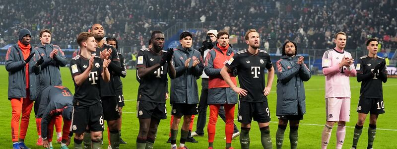 Dank an die Fans nach dem 2:2: Die Spieler des FC Bayern München.  - Foto: Marcus Brandt/dpa