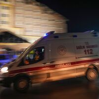 Die Verletzten seien in umliegende Krankenhäuser gekommen. (Symbolbild) - Foto: Francisco Seco/AP/dpa