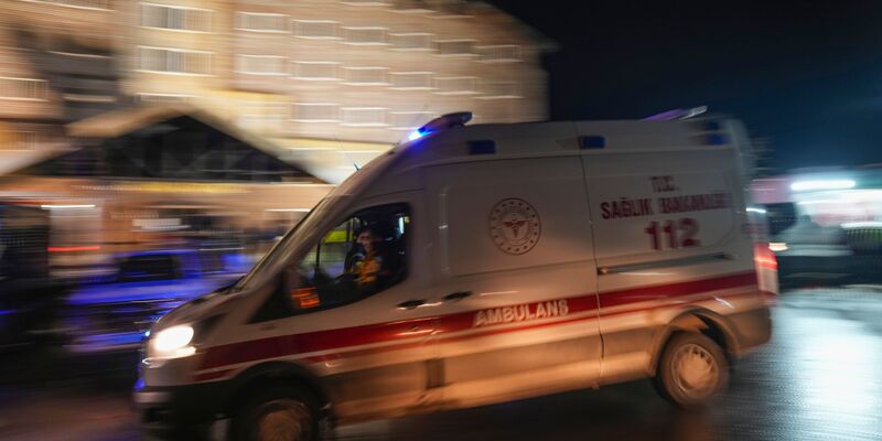 Die Verletzten seien in umliegende Krankenhäuser gekommen. (Symbolbild) - Foto: Francisco Seco/AP/dpa