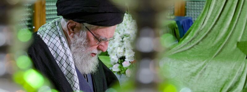 «Das iranische Volk wird jemandem, der angreift oder Schaden zufügt, einen harten Schlag versetzen», kündigt Ajatollah Ali Chamenei an. - Foto: Uncredited/Office of the Iranian Supreme Leader/AP/dpa