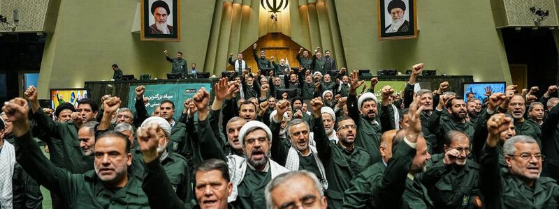 Abgeordnete des iranischen Parlaments solidarisieren sich mit den Revolutionsgarden. - Foto: Hamed Malekpour/Khane Melat/dpa
