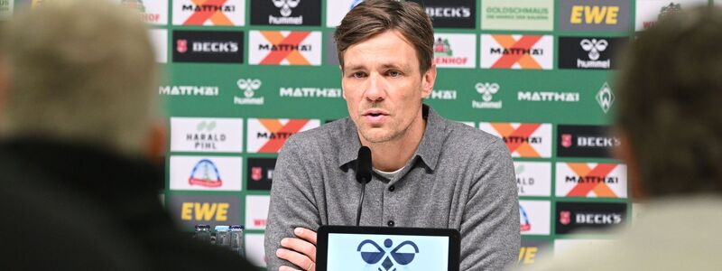 Werders Sportchef Clemens Fritz erklärt die Trennung von Trainer Horst Steffen. - Foto: Carmen Jaspersen/dpa