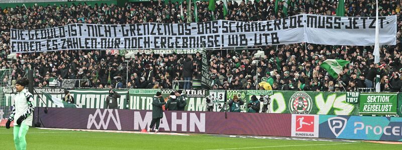 Fans protestieren im Weserstadion. - Foto: Carmen Jaspersen/dpa