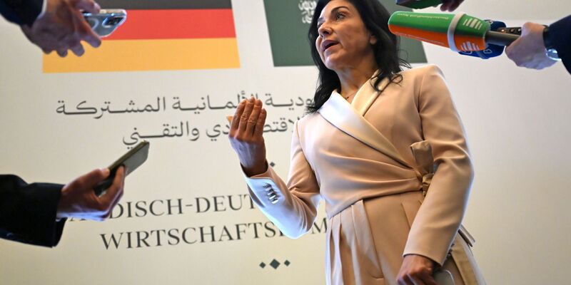 Wirtschaftsministerin Katherina Reiche (CDU) meint: Die relativ niedrigen Gasspeicher-Füllstände sind kein Grund zur Sorge. - Foto: Elisa Schu/dpa