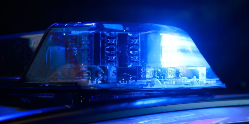 In der Nacht rückten viele Einsatzkräfte zu einer Diskothek in Bremervörde aus, weil dort wohl Reizgas versprüht wurde. (Symbolbild) - Foto: Julian Stratenschulte/dpa