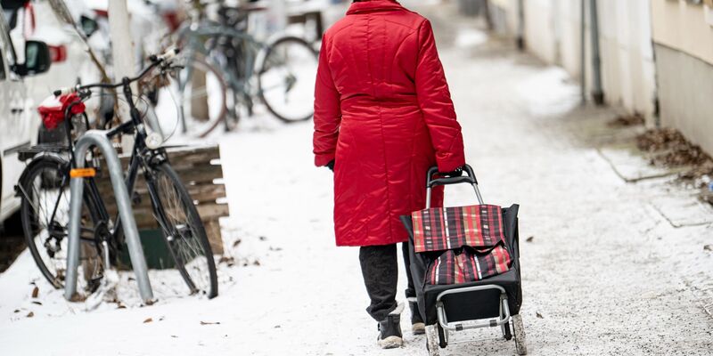 Achtung Glätte! In Berlin können sich Privatleute nun kostenlos Splitt abholen. (Archivbild) - Foto: Fabian Sommer/dpa