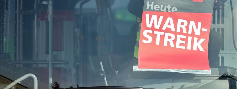 Der Start in die neue Woche könnte vor allem für Pendler herausfordernd werden. - Foto: Jan Woitas/dpa