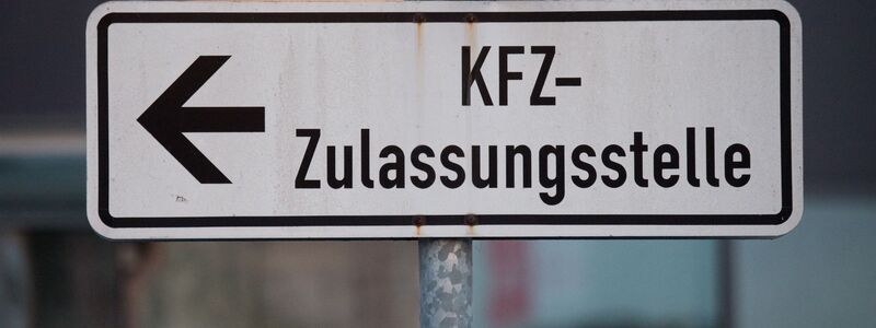 Zwischen Kauf und der Zulassung eines Autos vergehen in der Regel Monate. (Archivbild) - Foto: Armin Weigel/dpa