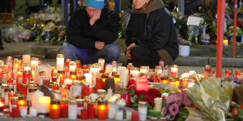 Einen Monat nach dem Inferno in Crans-Montana ist ein 18-Jähriger im Krankenhaus gestorben - Foto: Antonio Calanni/AP/dpa