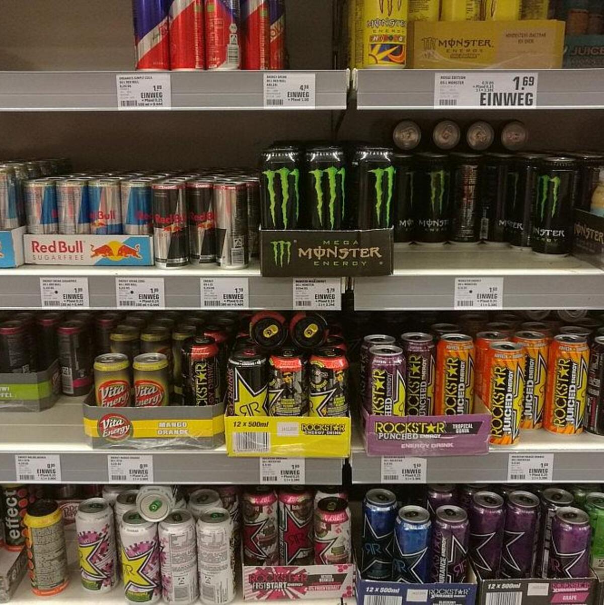 Energydrinks im Supermarktregal (Archiv) - Foto: via dts Nachrichtenagentur