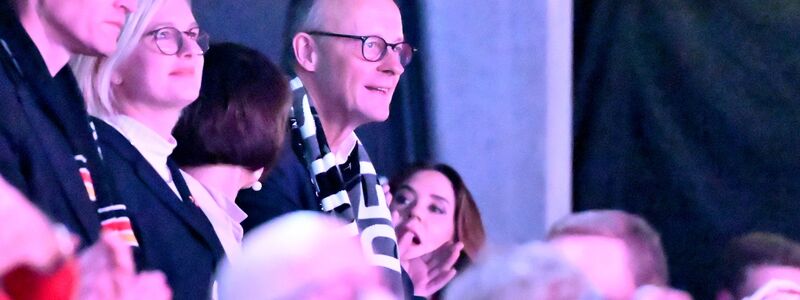 Drückte auf der Tribüne die Daumen: Bundeskanzler Friedrich Merz (r). - Foto: Sina Schuldt/dpa