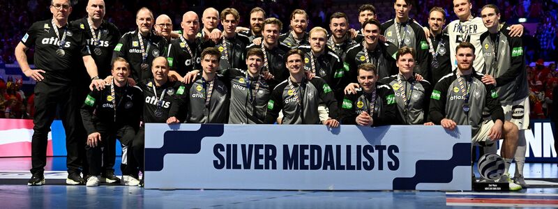 Das DHB-Team freute sich aber über SIlber. - Foto: Sina Schuldt/dpa