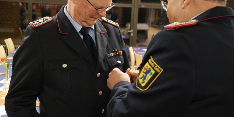 FW Wathlingen: Jahreshauptversammlung 2026 der Ortsfeuerwehr Großmoor - Thomas Schworm mit dem Deutschen Feuerwehrehrenzeichen in Bronze geehrt - Foto: presseportal.de
