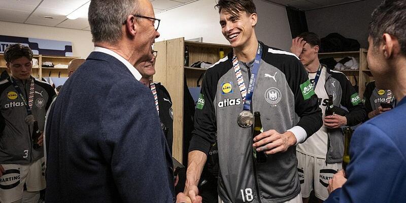 Friedrich Merz und Julian Köster am 01.02.2026 - Foto: Handout Bundesregierung/Guido Bergmann via dts Nachrichtenagentur