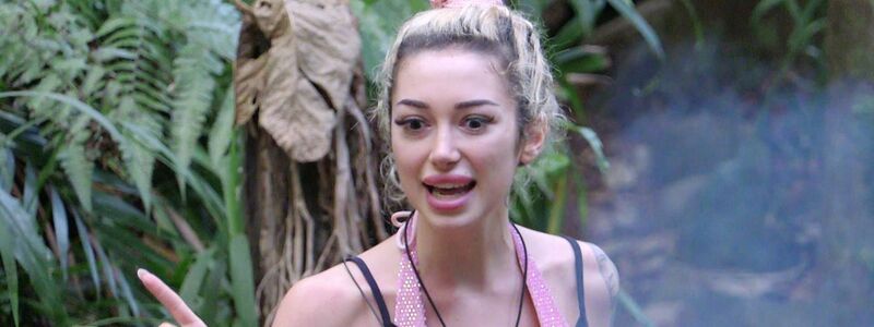 Ariel schreit weiter in den Dschungel hinein. - Foto: RTL/dpa
