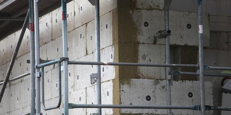 Gerüstbau für Wärmedämmung (Archiv) - Foto: via dts Nachrichtenagentur