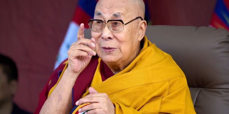 Der Dalai Lama ist geistiges Oberhaupt der tibetischen Buddhisten. (Archivbild) - Foto: Ashwini Bhatia/AP/dpa